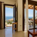 Seaside Getaway - Aelia Villa's Dreamy Paradise Vila *