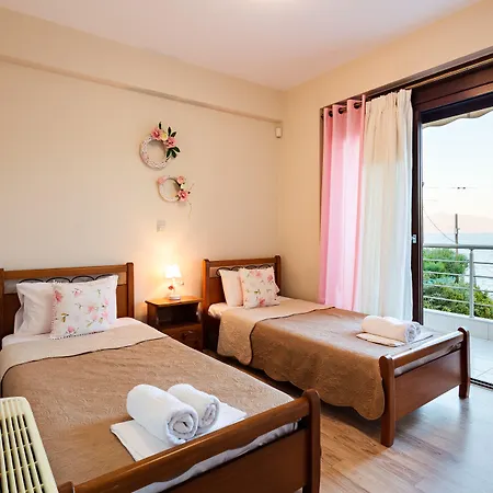 Seaside Getaway - Aelia Villa's Dreamy Paradise וילה Petalídhion